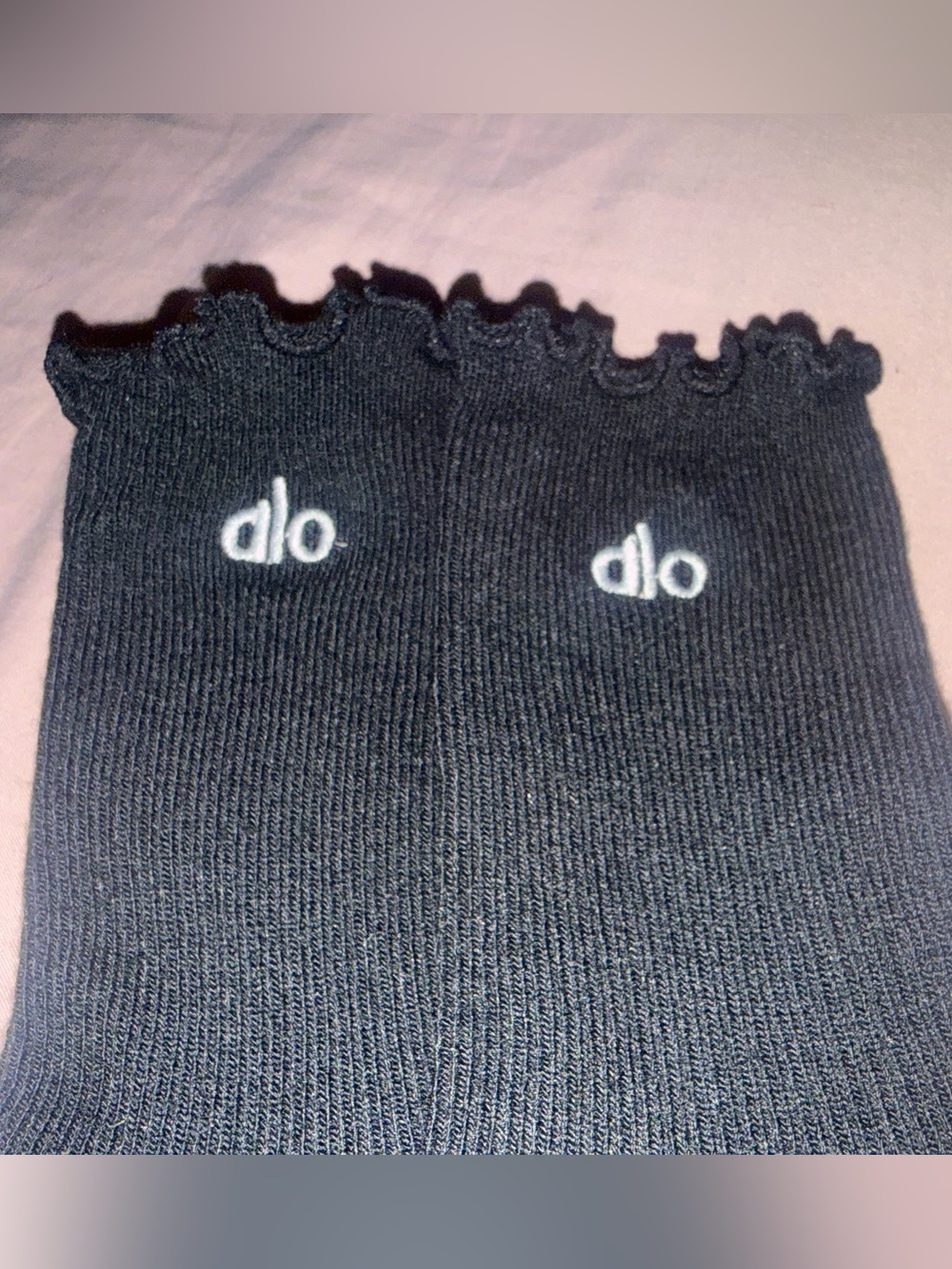 ALO Yoga Women’s Lettuce Edge Socks NWOT (2 pairs) - Picture 5 of 6